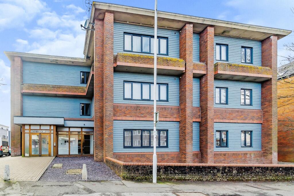 2 bedroom apartment for sale in Cantelupe Road, East Grinstead, RH19