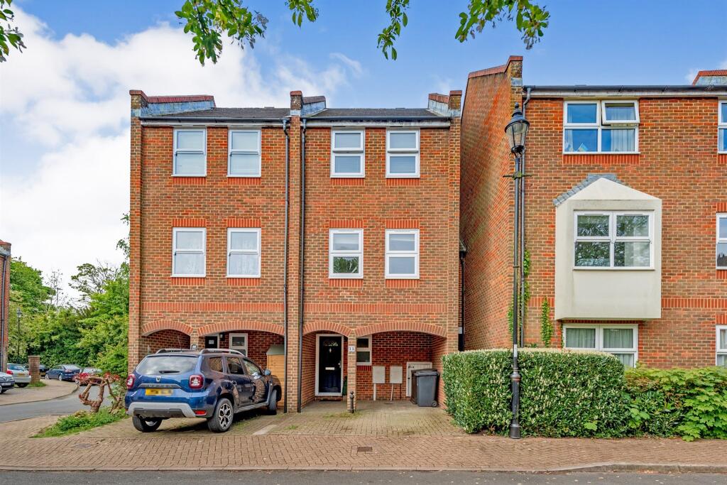 3 bedroom town house for sale in Manning Close, East Grinstead, RH19