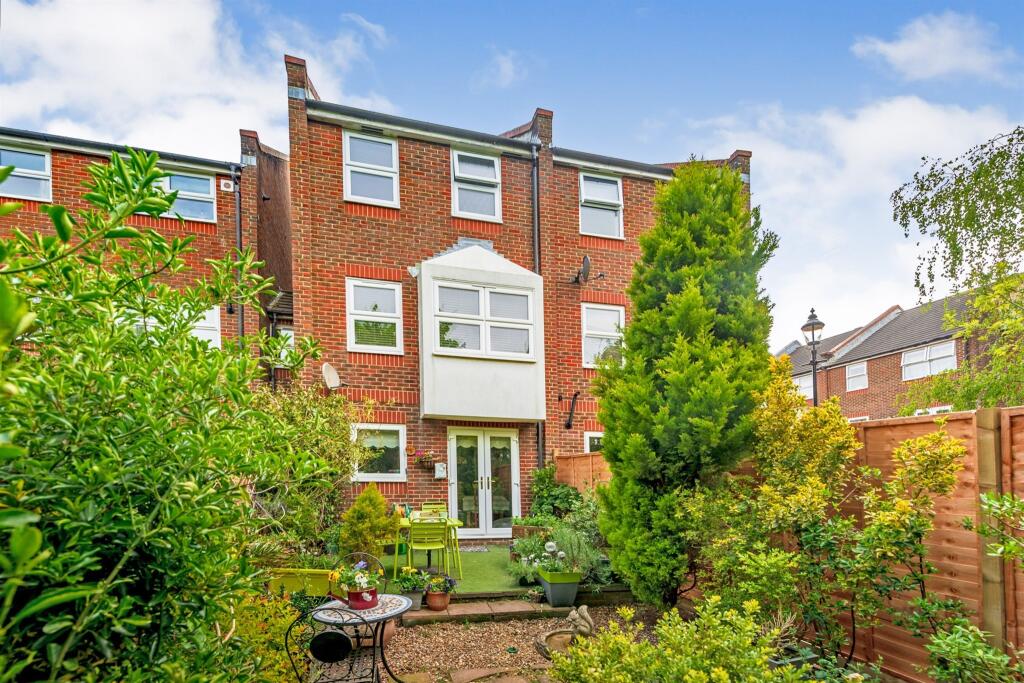 3 bedroom town house for sale in Manning Close, East Grinstead, RH19