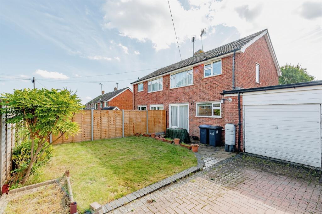 4 bedroom semidetached house for sale in Garden Wood Road, EAST