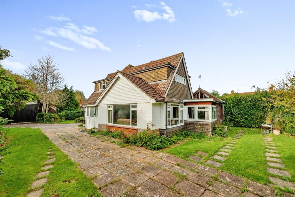 4 bedroom detached house for sale in Chapel Lane, Ashurst Wood, East Grinstead, RH19