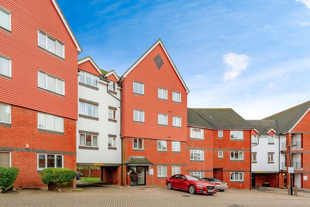 2 bedroom apartment for sale in Tower Close, East Grinstead, RH19