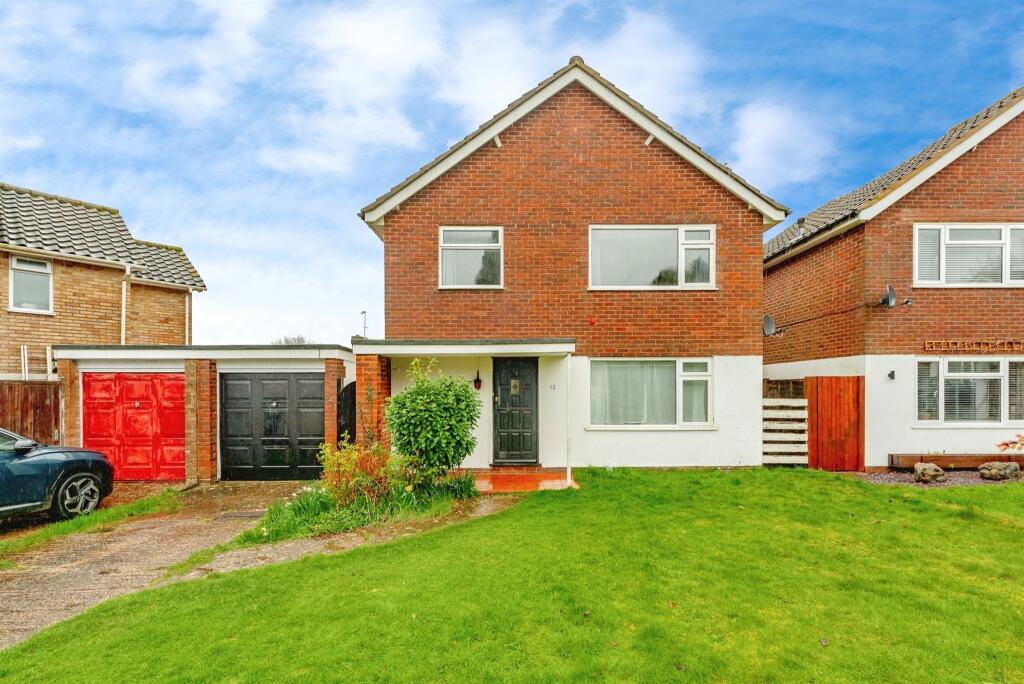 3 bedroom detached house for sale in Warren Close, Felbridge, East