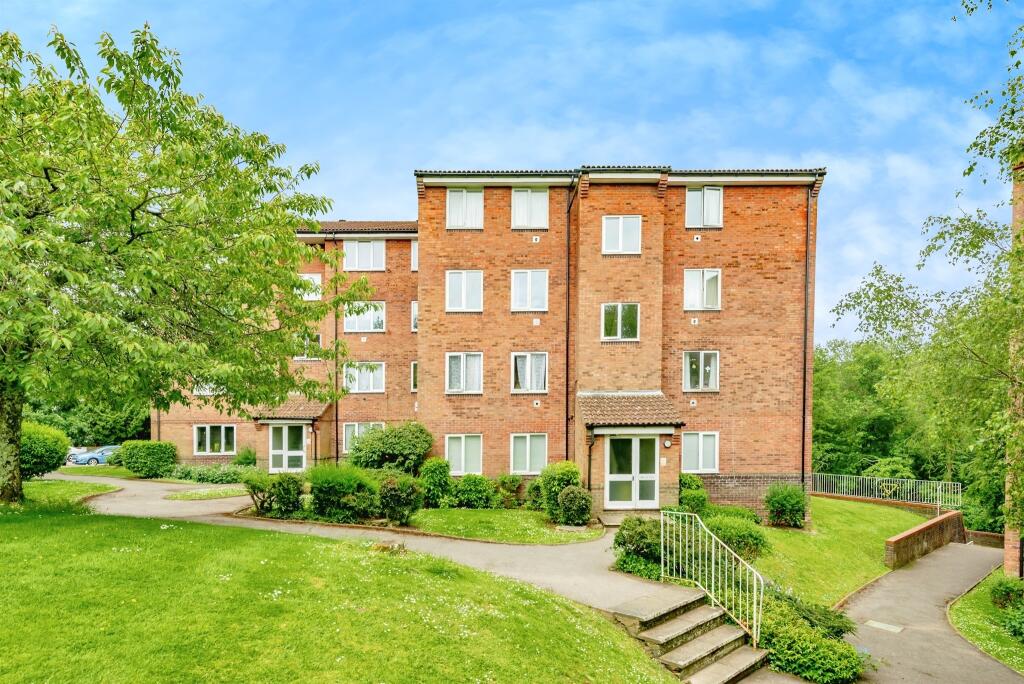 2 bedroom flat for sale in St. Leonards Park, East Grinstead, RH19