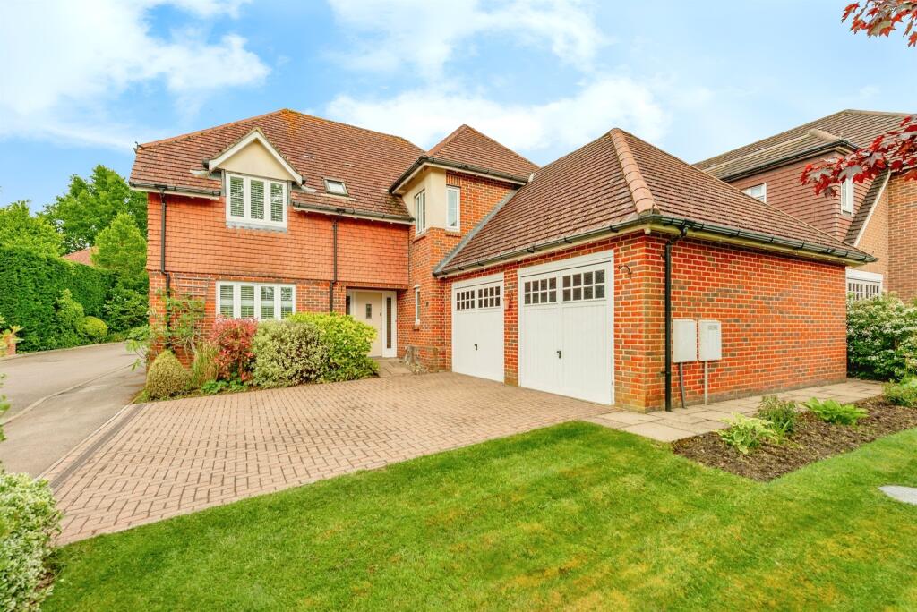 4 bedroom detached house for sale in Housman Way, Felbridge, EAST