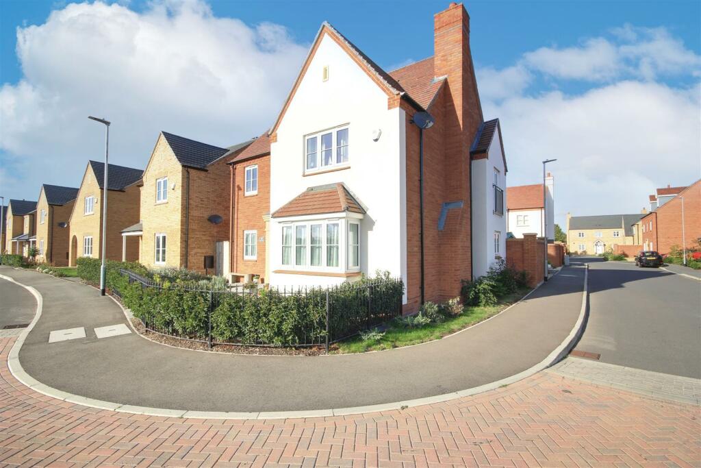 4 bedroom detached house for sale in Crest Drive, Fenstanton, PE28