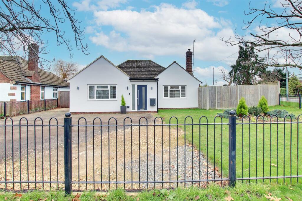 4 bedroom detached bungalow for sale in Pound Road, Hemingford Grey, PE28