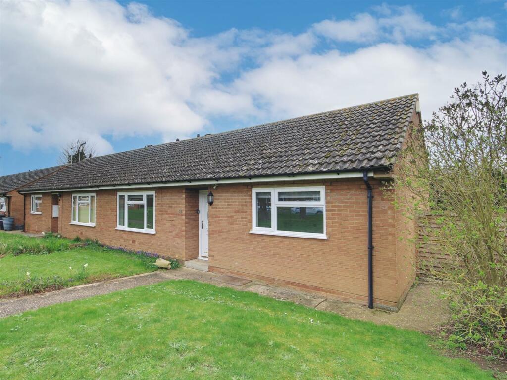 2 bedroom semidetached bungalow for sale in Springfield, Somersham, PE28