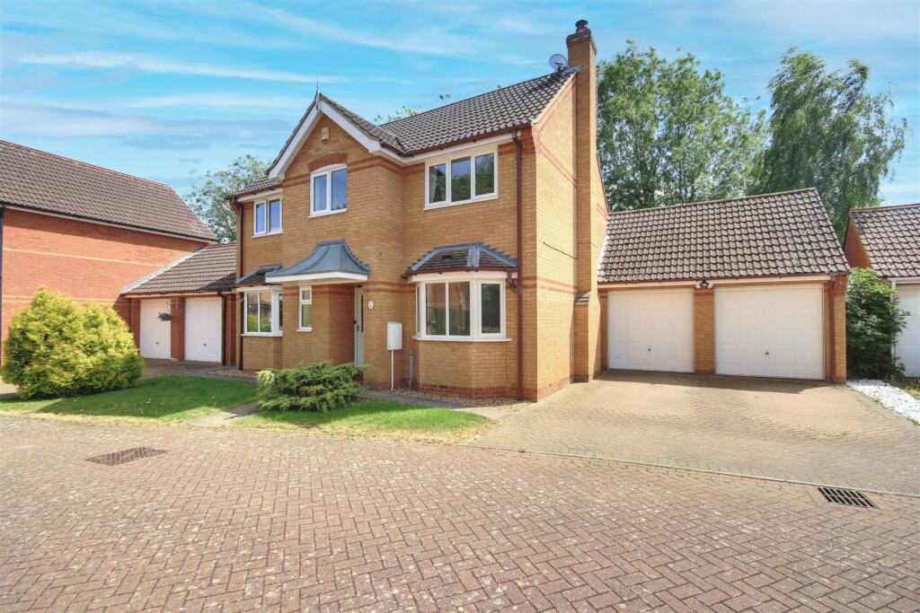 4 bedroom detached house for sale in Spriggs Close, Sawtry, Huntingdon