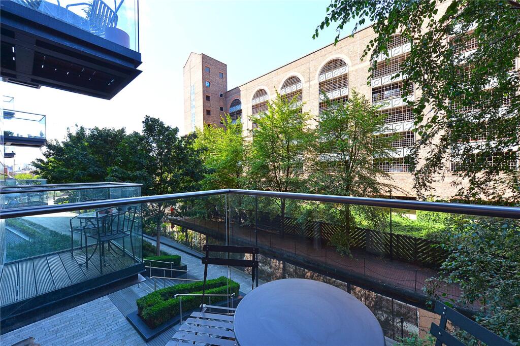 Main image of property: Park Vista Tower, 5 Cobblestone Square, London, E1W