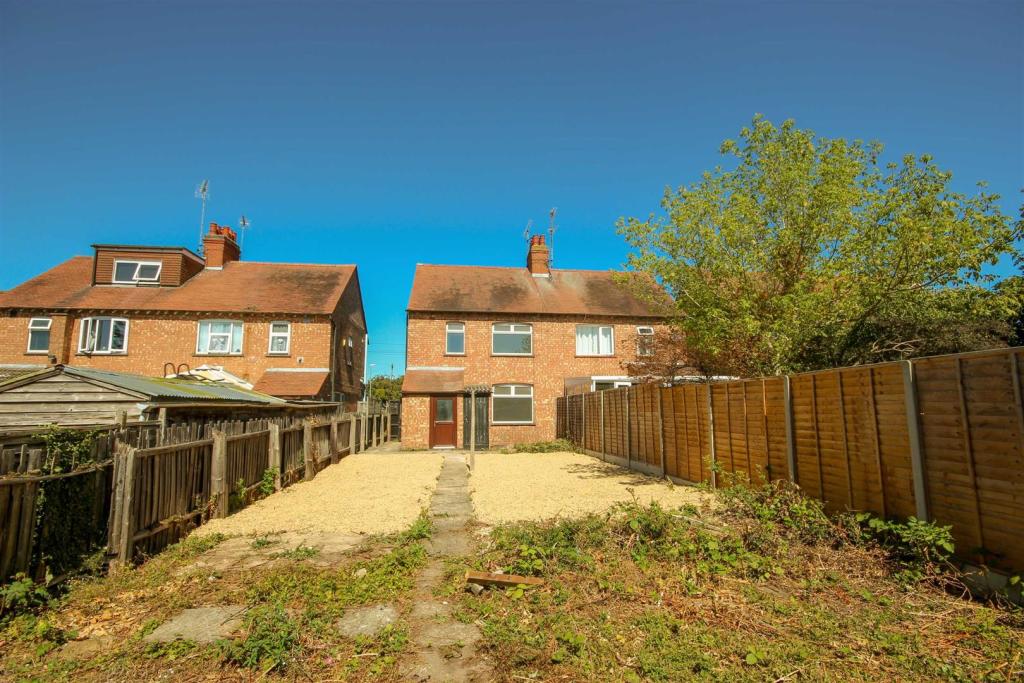 3 bedroom semidetached house for sale in Upper Queen Street, Rushden, NN10
