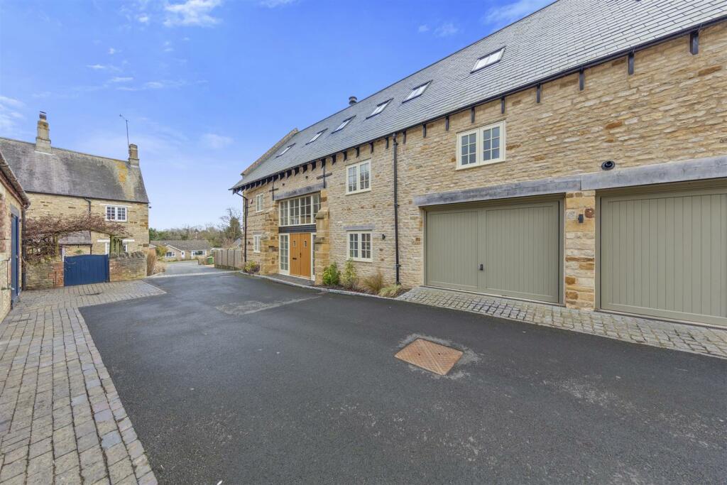 4 bedroom detached house for sale in High Street, Irchester., NN29