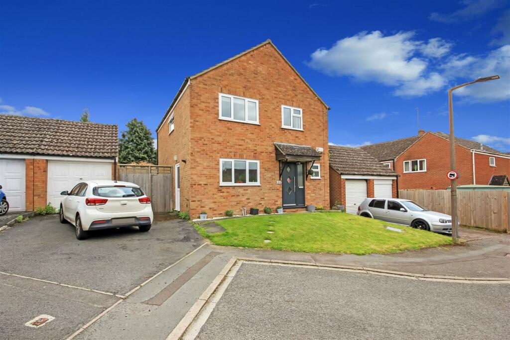4 bedroom detached house for sale in Brook Farm Close, Wymington