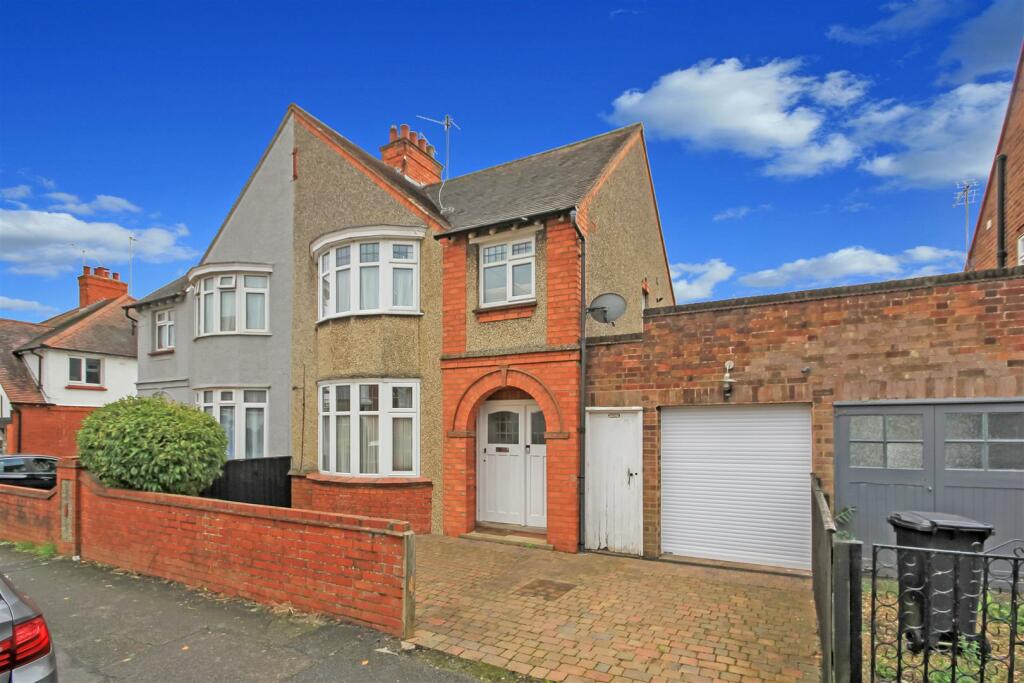 3 bedroom semidetached house for sale in Park Avenue, Rushden, NN10