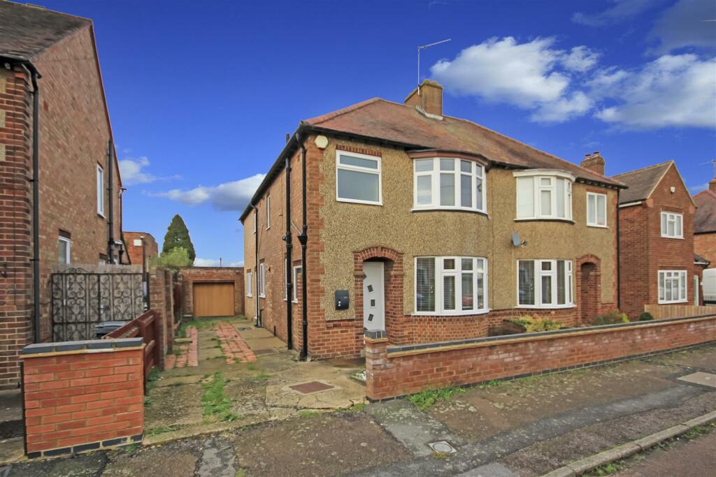 3 bedroom semidetached house for sale in Talbot Road, Rushden, NN10