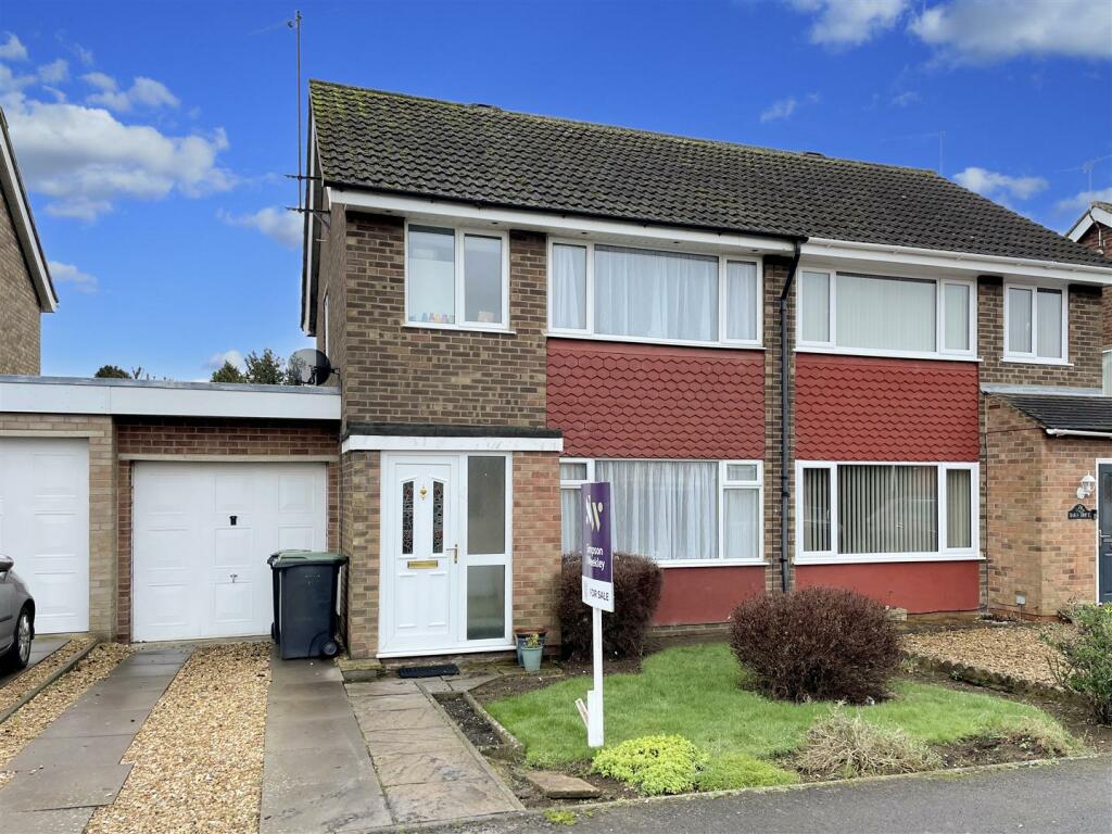 3 bedroom semidetached house for sale in Oaks Drive, Higham Ferrers