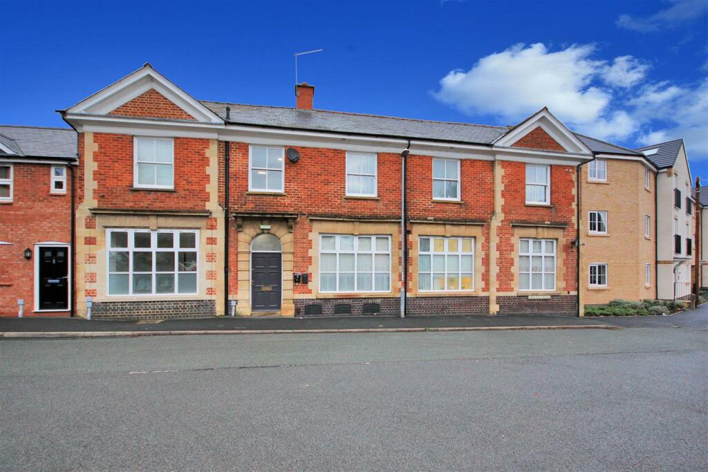 2 bedroom flat for sale in Stanley Hunt Court, Midland Road, Rushden, NN10