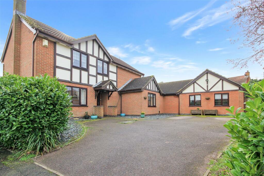 4 bedroom detached house for sale in Tintagel Close, Rushden, NN10