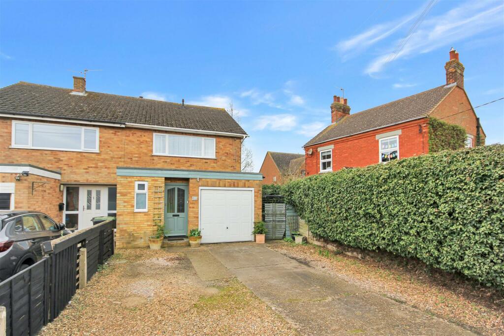 3 bedroom semidetached house for sale in Newton Road, Rushden, NN10