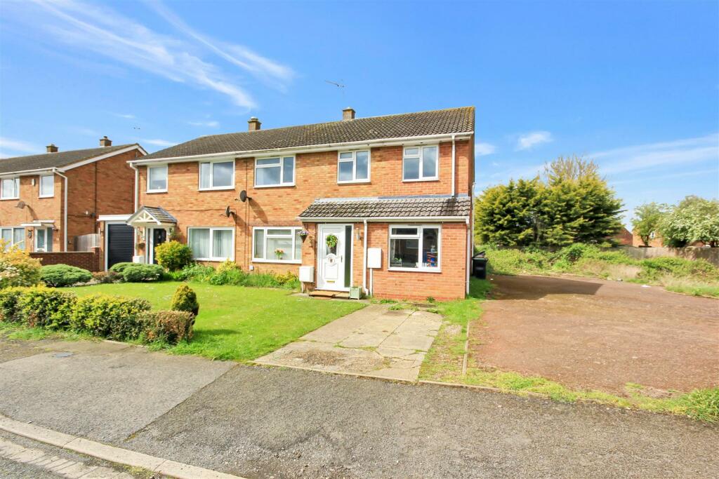 3 bedroom semidetached house for sale in Keswick Drive, Rushden, NN10