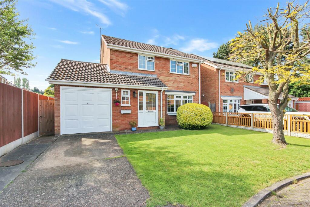 4 bedroom detached house for sale in Orchard Close, Rushden, NN10
