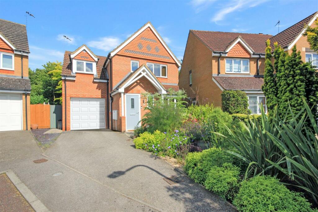 3 bedroom detached house for sale in Louth Drive, Rushden
