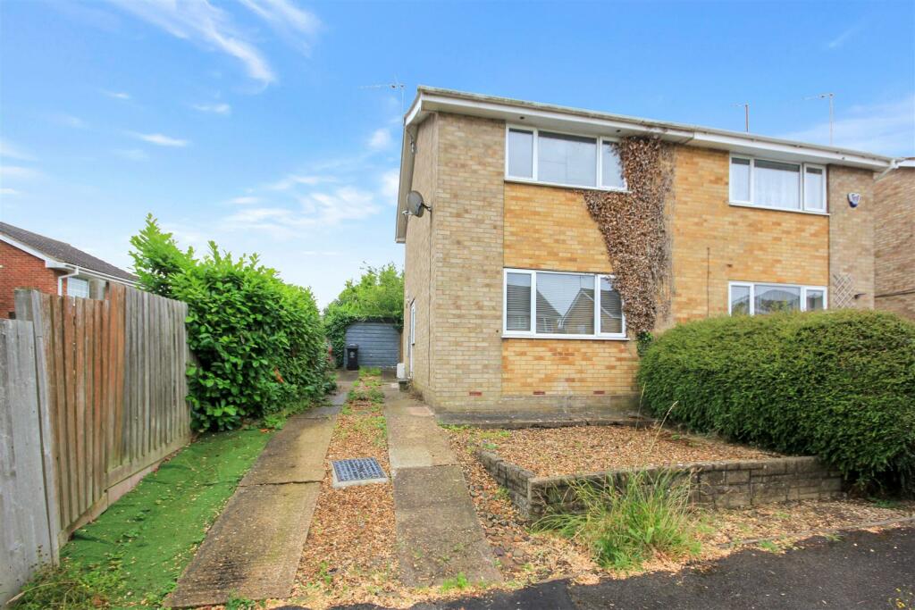3 bedroom semidetached house for sale in Shakespeare Road, Rushden, NN10