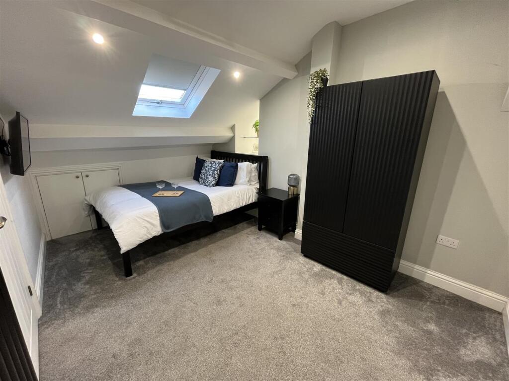 Main image of property: 32 High Street, Rushden