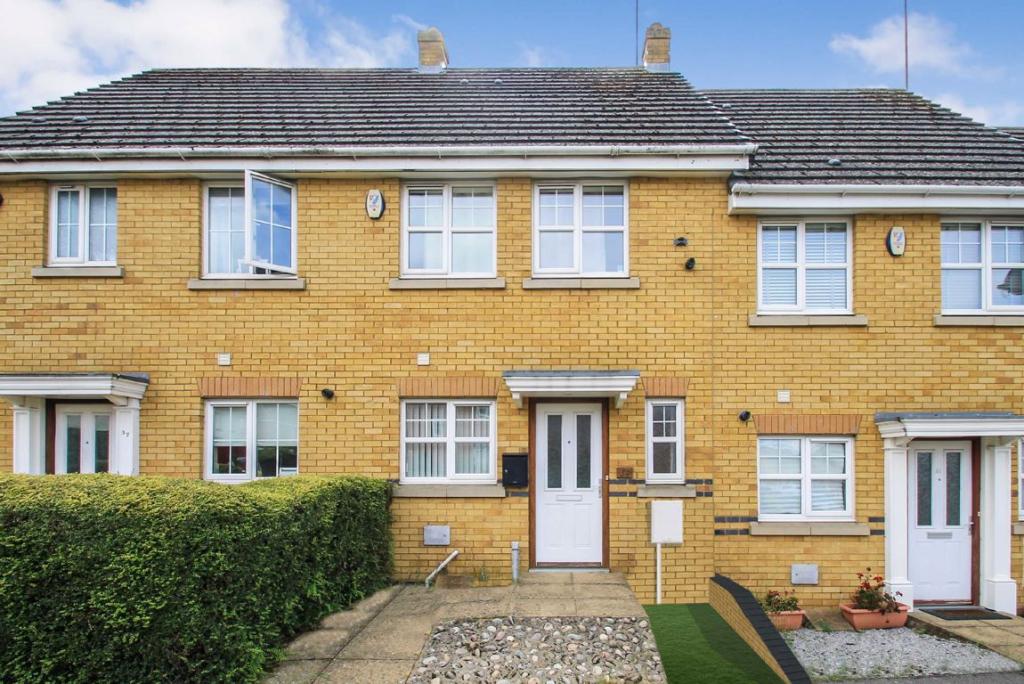 2 bedroom terraced house for sale in Windsor Road, Rushden