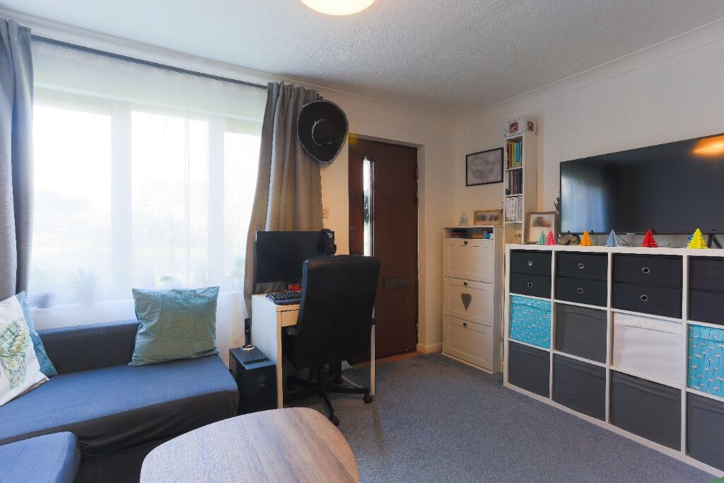 1 bedroom maisonette for sale in Dairymans Walk, Burpham, Guildford, GU4