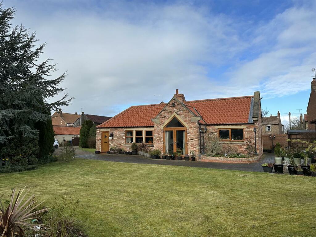 4 bedroom detached house for sale in Front Street Laxton, DN14