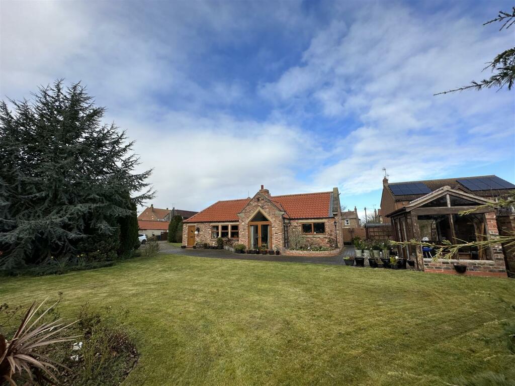 4 bedroom detached house for sale in Front Street Laxton, DN14