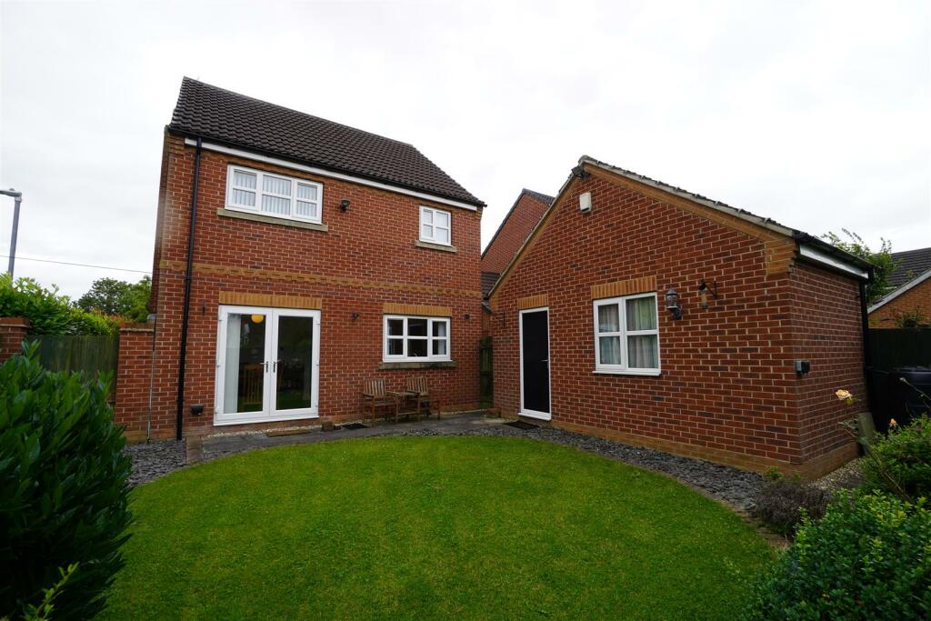 3 bedroom detached house for sale in Ash Drive, Gilberdyke, Brough, HU15