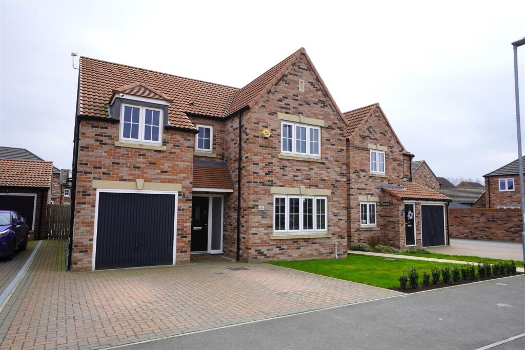 5 bedroom detached house for sale in Langhorn Drive, Howden, Goole, DN14
