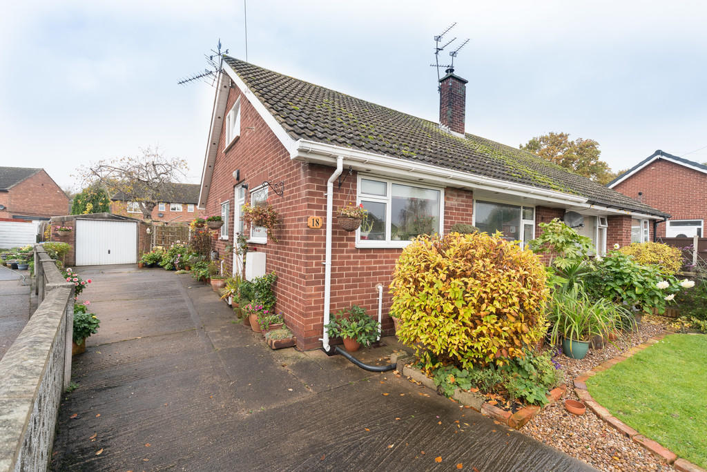 2 bedroom semi-detached bungalow for sale in Thorpe Road Avenue, Howden ...