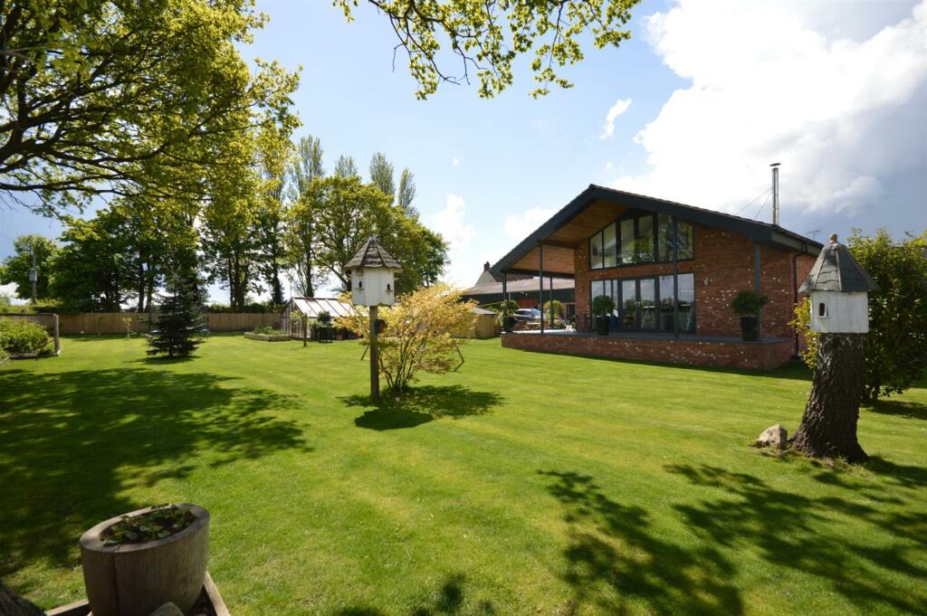 4 bedroom detached house for sale in Camela Lane, Camblesforth, YO8