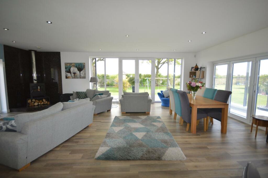 4 bedroom detached house for sale in Camela Lane, Camblesforth, YO8