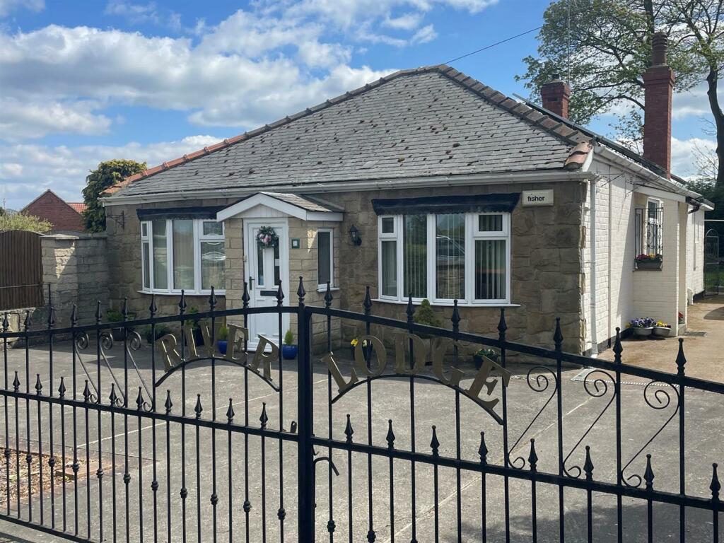 4 bedroom detached bungalow for sale in Bridge Road, Airmyn, DN14