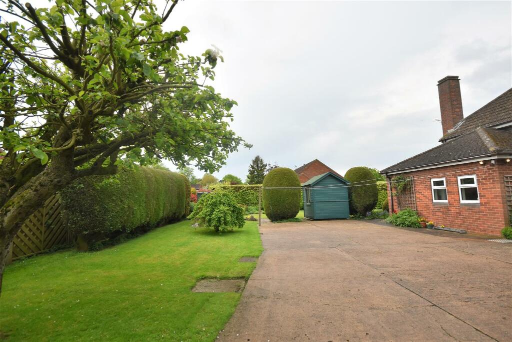 4 bedroom detached house for sale in Yorkshire Side, Eastoft, DN17