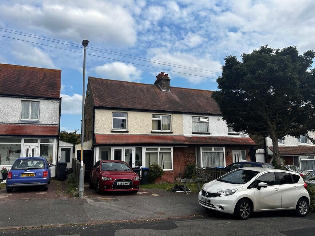 3 bedroom semidetached house for rent in Arlington Gardens, Margate, CT9