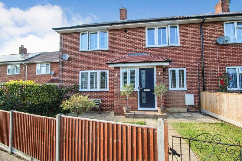 4 bedroom end of terrace house for sale in Hinkler Road, Thornhill