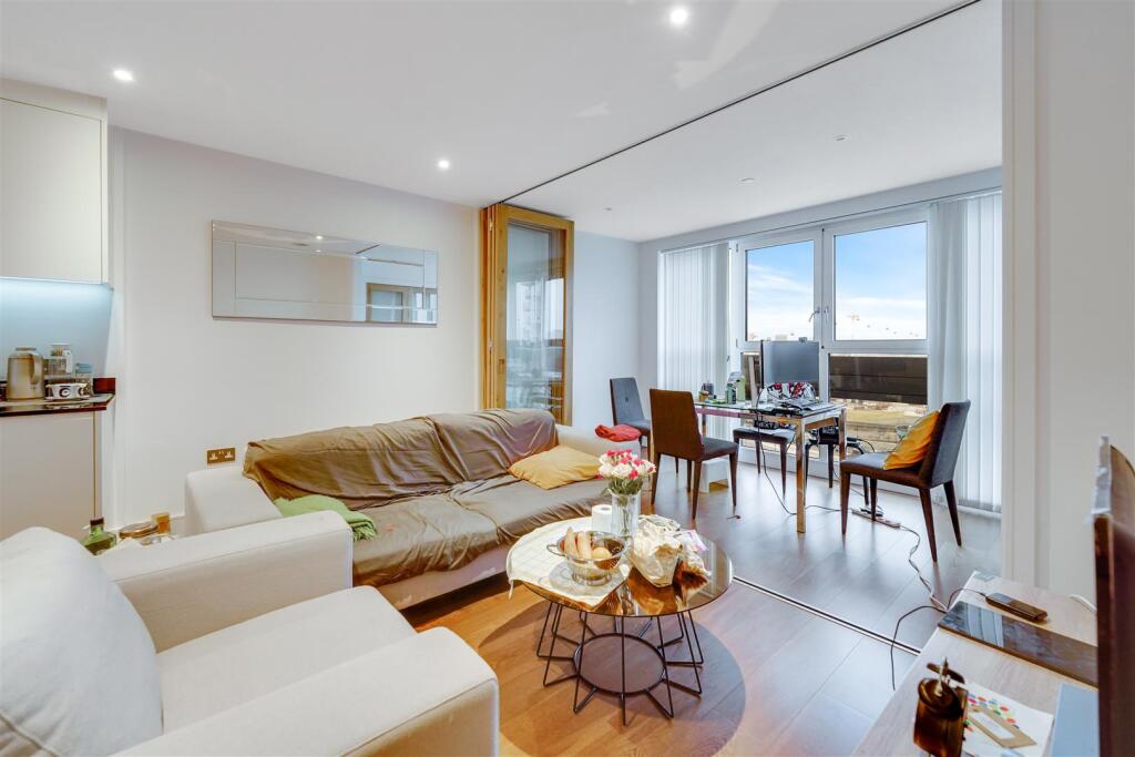 Main image of property: Gateway Tower, Canning Town, E16