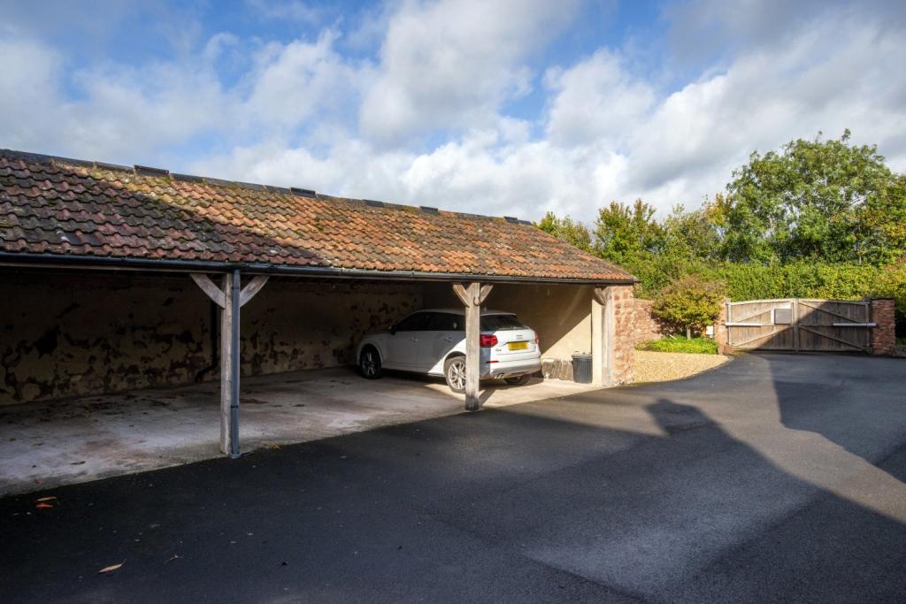 5 bedroom detached house for sale in Pound Lane, Lydeard