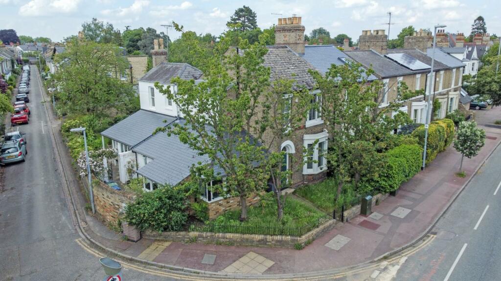 4 bedroom semi-detached house for sale in Chesterton Road, Cambridge, CB4