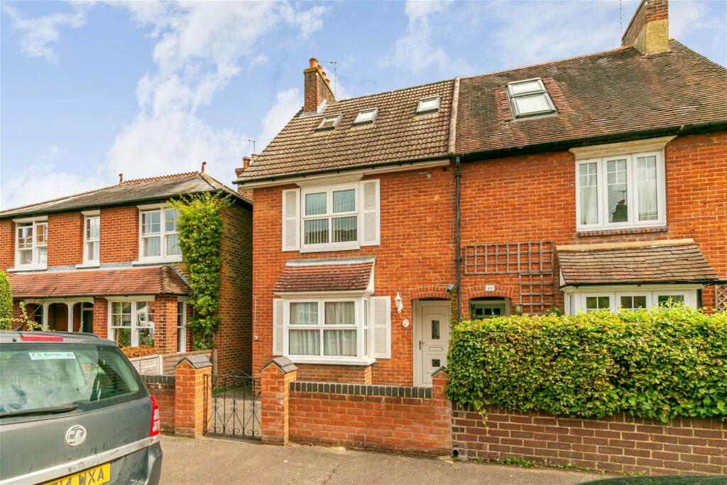 3 bedroom semidetached house for sale in Eastwood Road, Bramley