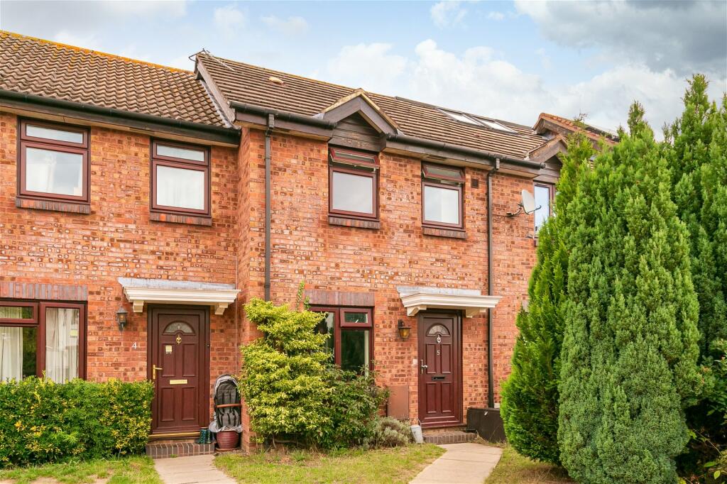 2 bedroom terraced house for sale in Mitchells Close, Shalford