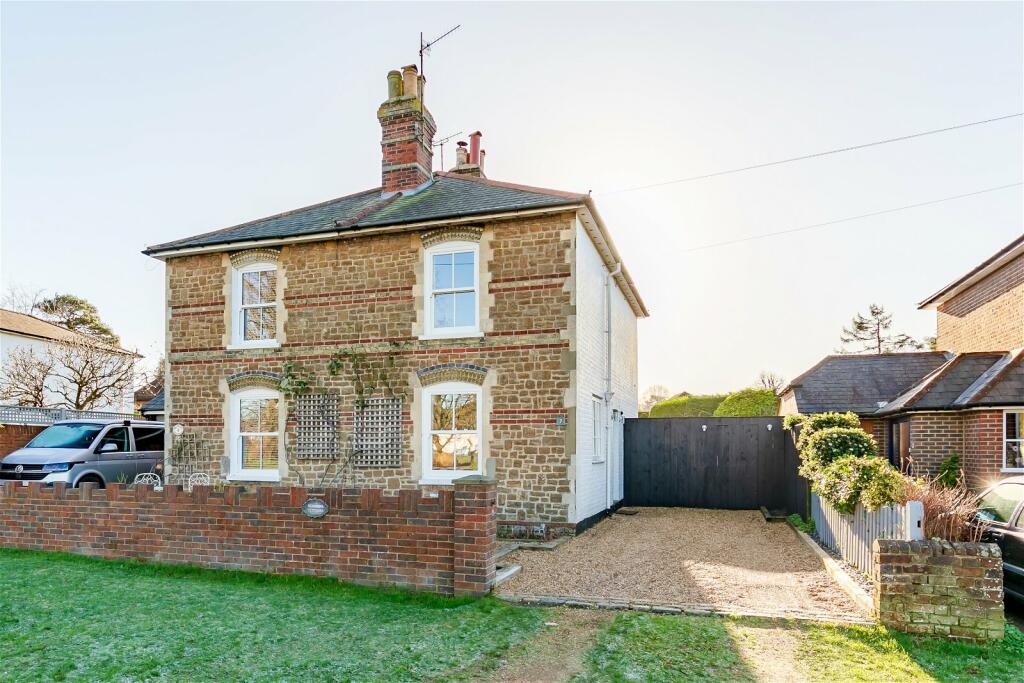 2 bedroom semidetached house for sale in The Common, Shalford
