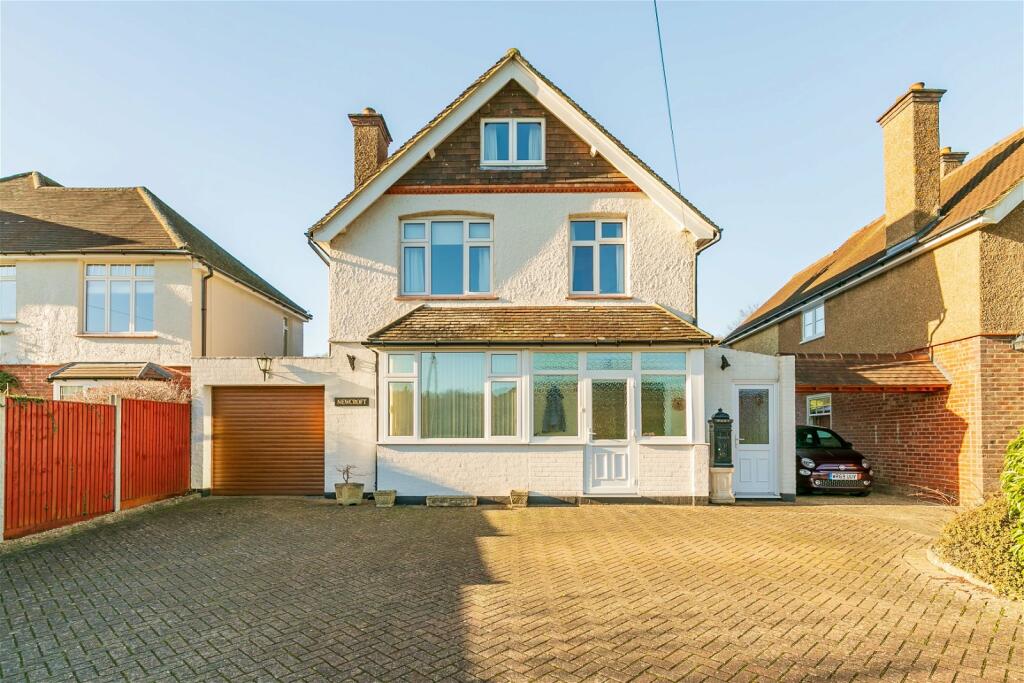 4 bedroom detached house for sale in Wonersh Common, Wonersh, Guildford GU5