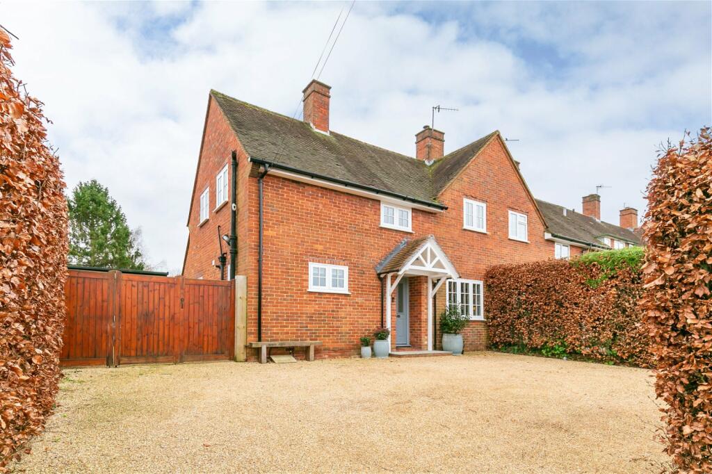 3 bedroom semidetached house for sale in Tillingbourne Road, Shalford