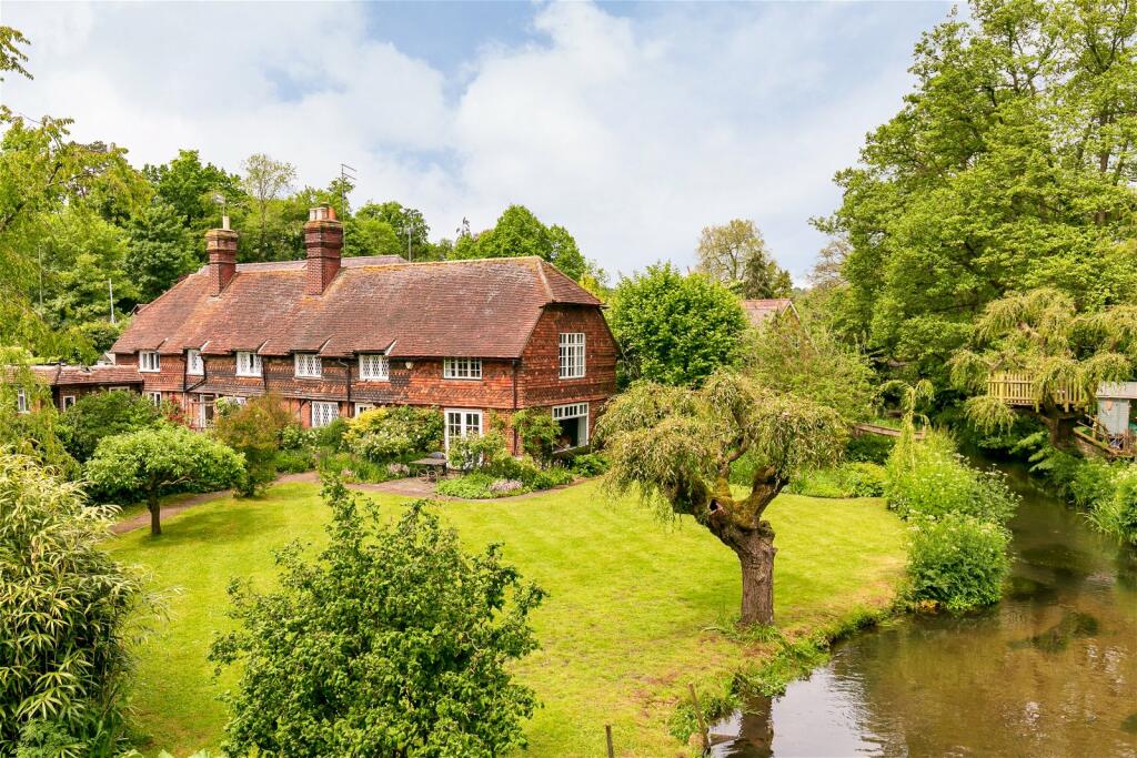 4 bedroom end of terrace house for sale in The Street, Shalford